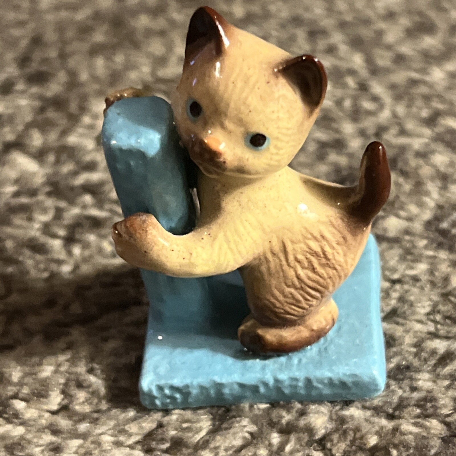 Hagen Renaker Siamese Cat Climbing Aqua Blue Scratch Post Ceramic Figurine 1.5\