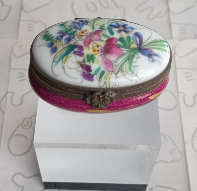 Floral Limoges France Peint Main Oval Hand Painted Trinket Box Burgundy Flowers