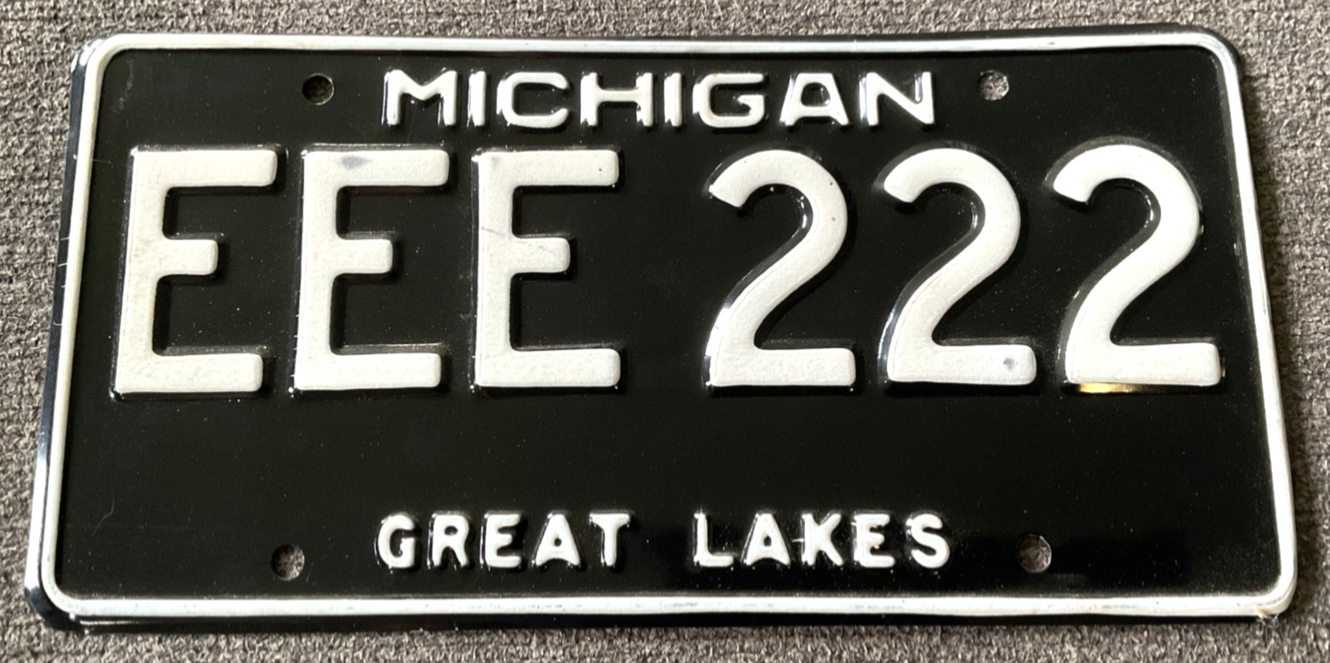 VERY RARE 1970\'s EEE 222 MICHIGAN LICENSE PLATE ALL ORIGINAL NOS NICE