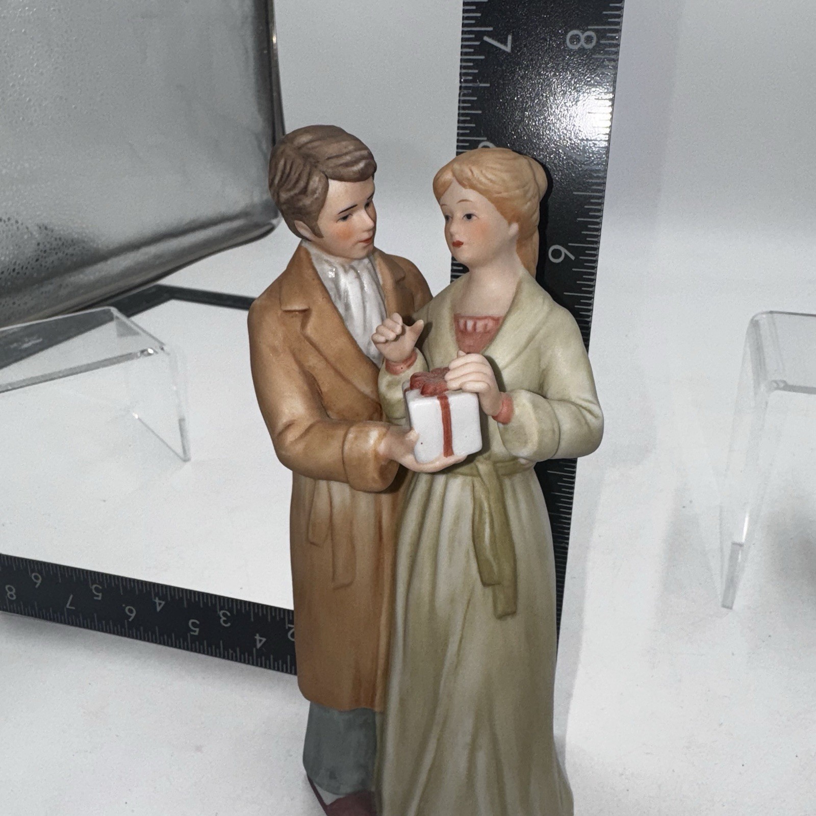 Vtg 1983 Enesco Treasured Memories Xmas Morning Couple Figurine READ