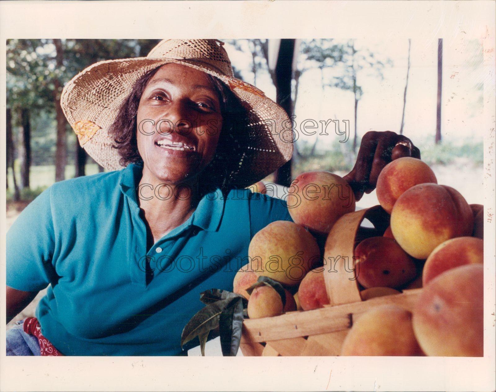 1990 Press Photo African American Author Dori Sanders Basket of Fresh Peaches