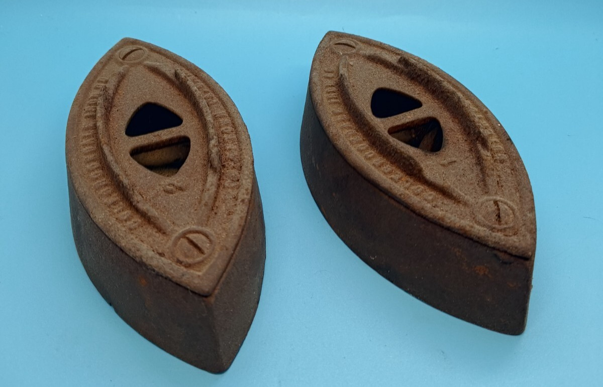 Vtg Colebrookdale Iron Co Sad Iron No 50 Pottstown PA USA Cast Iron Pair Set 2x