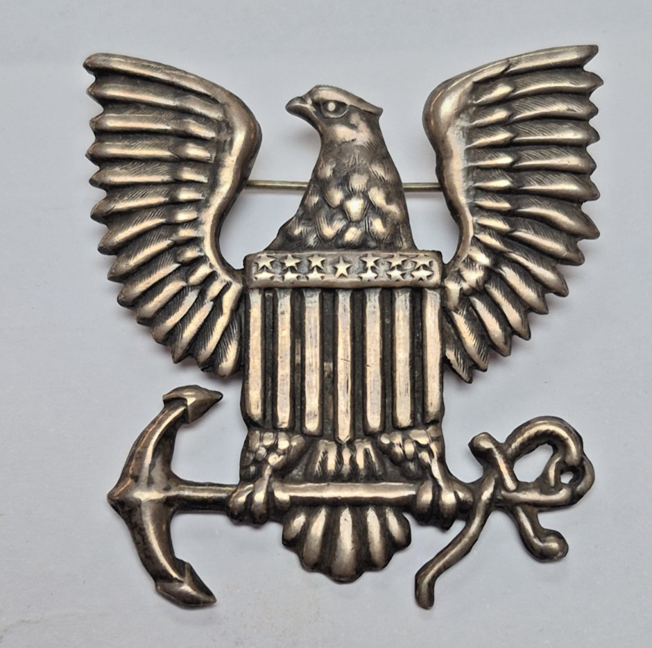 Vintage US Navy Recruiting Command Cap Badge Vintage US Navy Recruiting Command Cap Badge