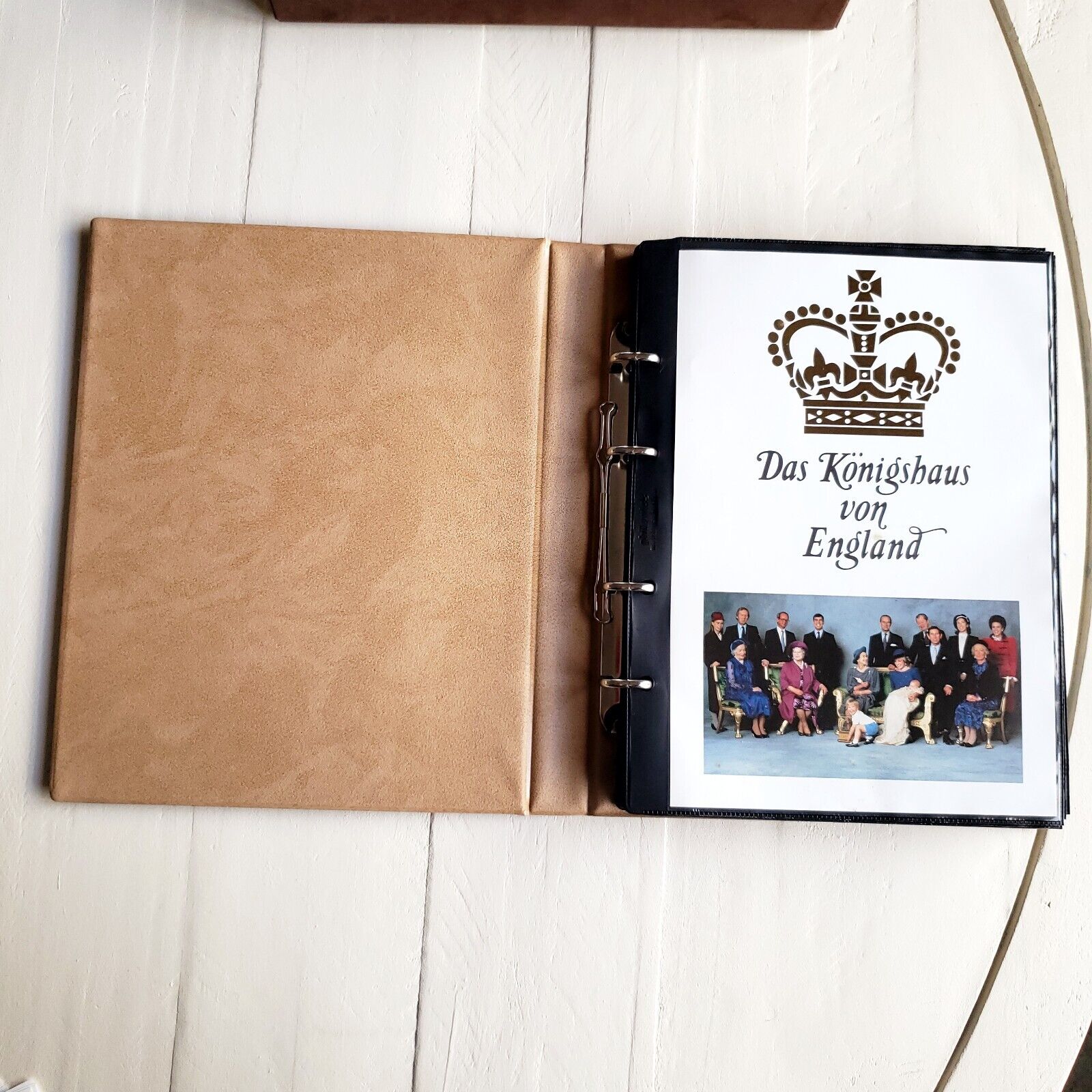 Das Konigshaus von England / The British Royal Family Album with 66 Total Stamps