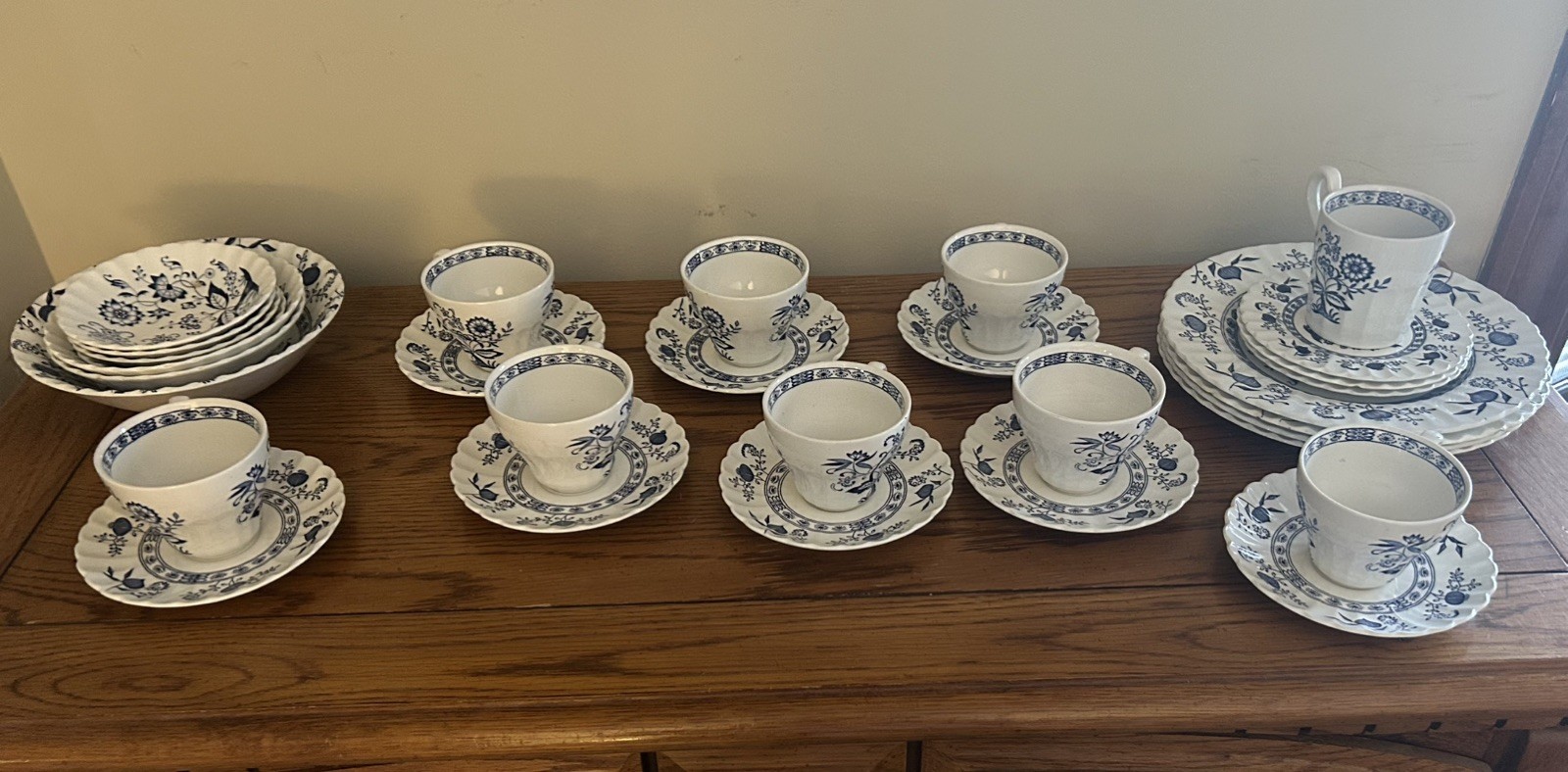 Vintage J&G Meakin Classic Nordic Blue Onion-Set (some damage)contact seller