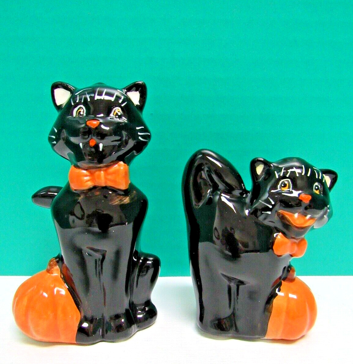 HALLOWEEN RETRO BLACK CAT W/PUMPKIN SALT & PEPPER SHAKERS - NEW IN BOX