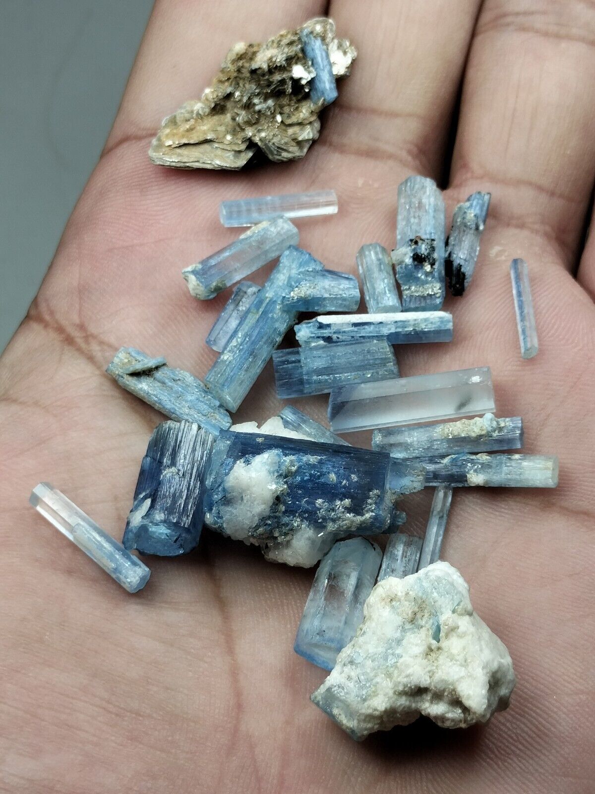 Alkali-rich Beryl crystals/specimens lot of (24 PC\'s) from Pak. \