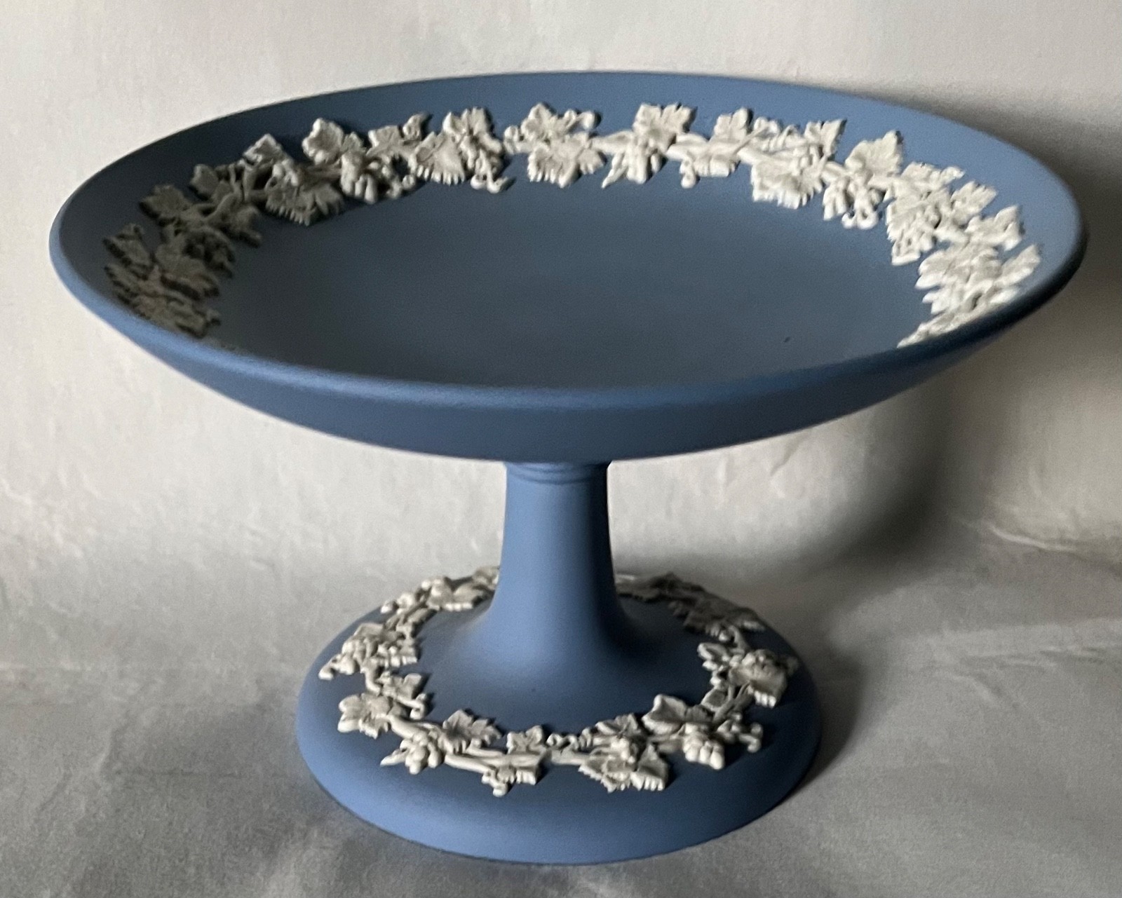wedgwood jasperware pedestal dish
