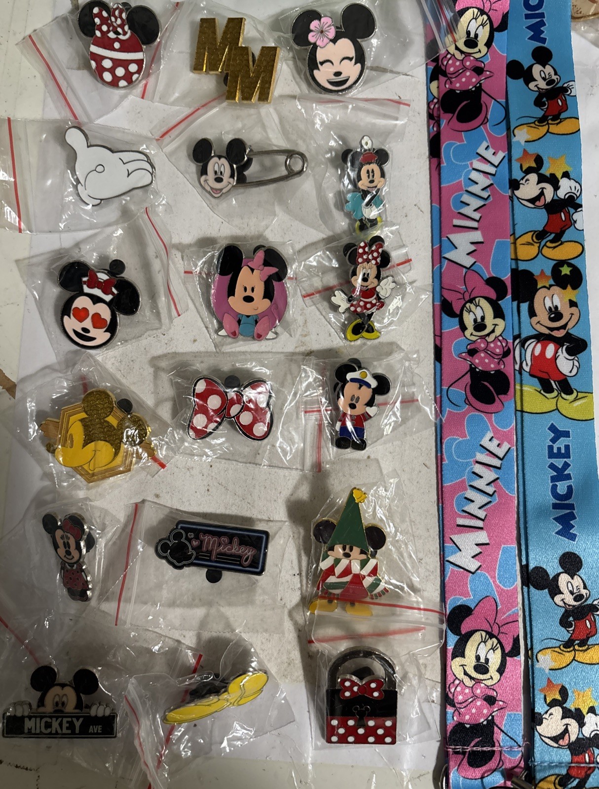 Disney MINNIE MOUSE & MICKEY MOUSE  Pins lot of 18 W/ 2 MICKEY MINNIE LANYARDS
