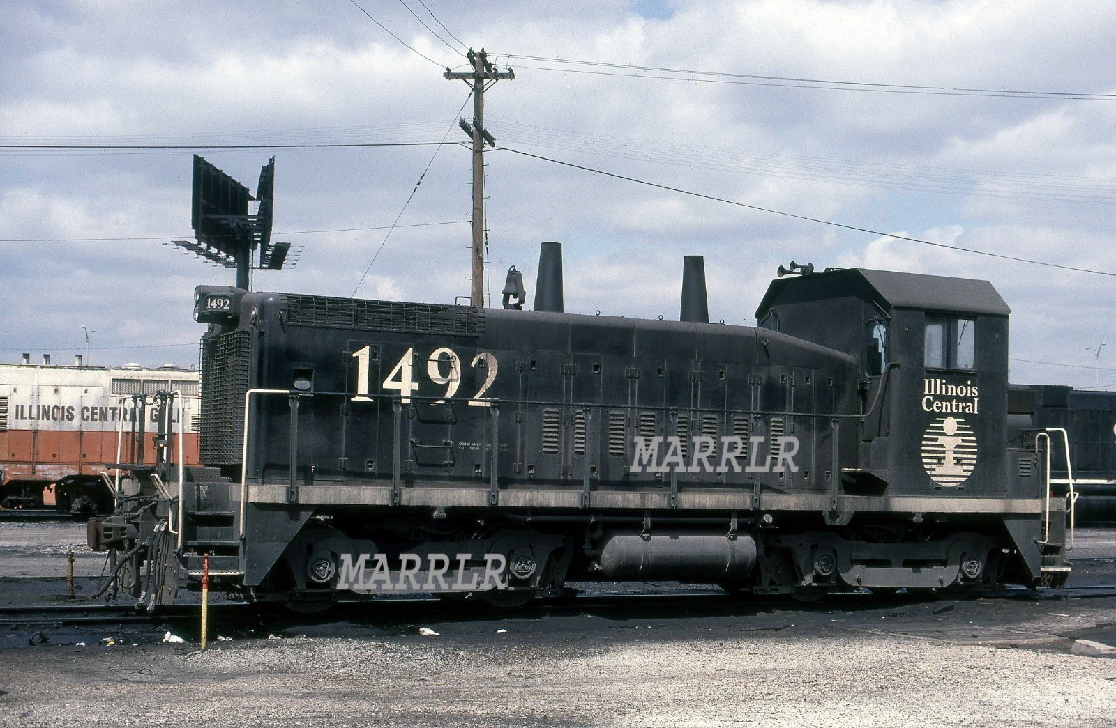 RR Photo-ILLINOIS CENTRAL IC 1492 SW9 at Chicago Il  4/10/1989