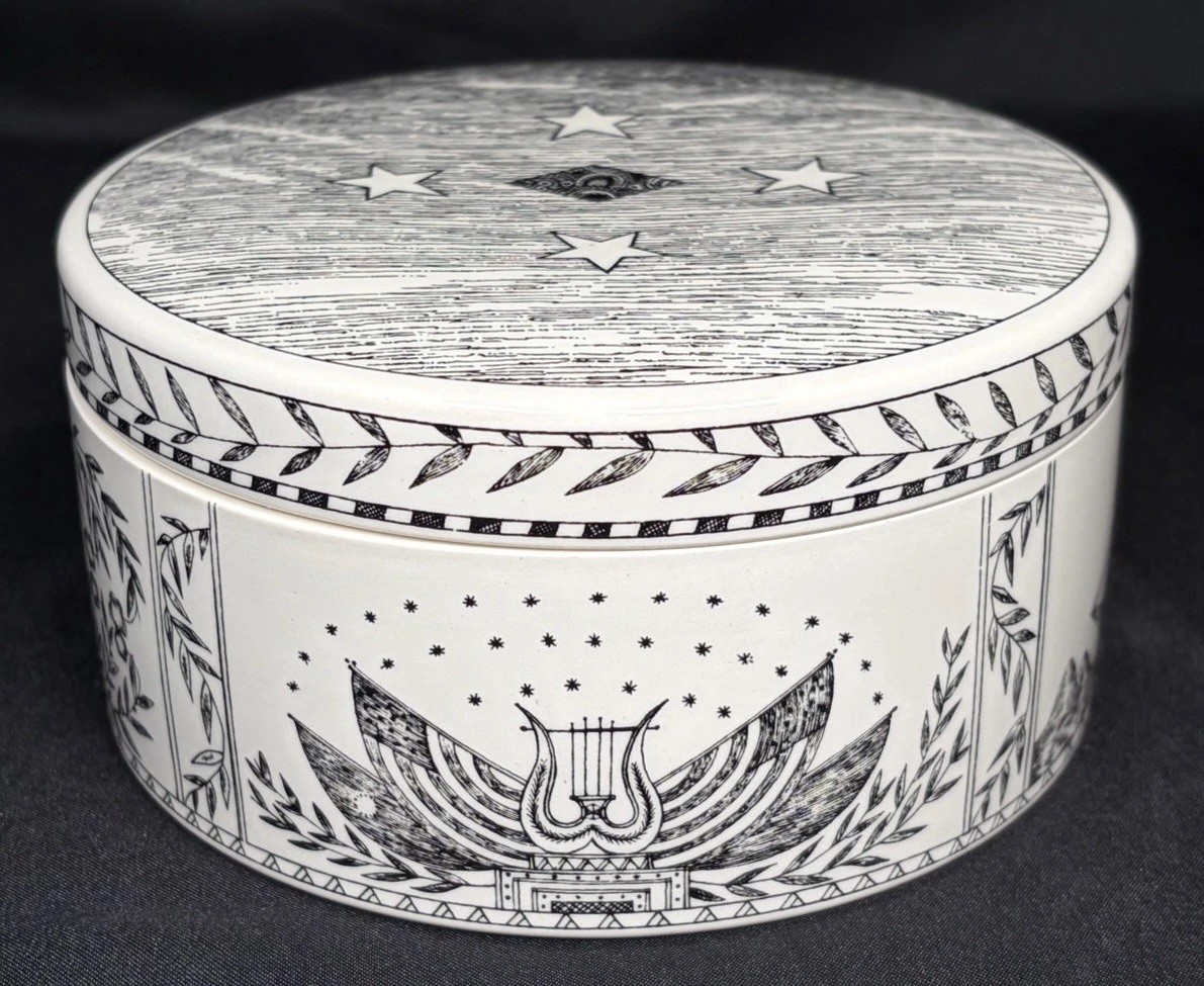VTG RARE WEDGWOOD COLLECTORS SOCIETY SCRIMSHAW DESIGN CERAMIC LIDDED BOX 5”
