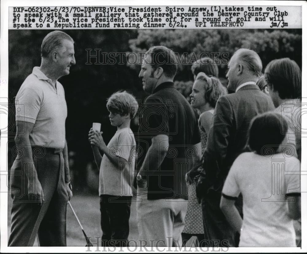 1970 Press Photo Denver VP Spiro Agnew golfing and som fans - nes26673 1970 Press Photo Denver VP Spiro Agnew golfing and som fans - nes26673