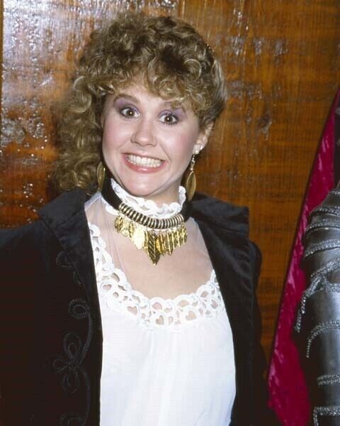 Linda Blair circa 1980 with big smile poses for Press Image 4x6 Photo Print