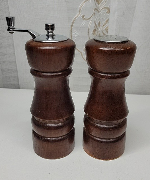 VTG MCM Cooks Club Wood Salt Shaker & Pepper Grinder Mill Taiwan