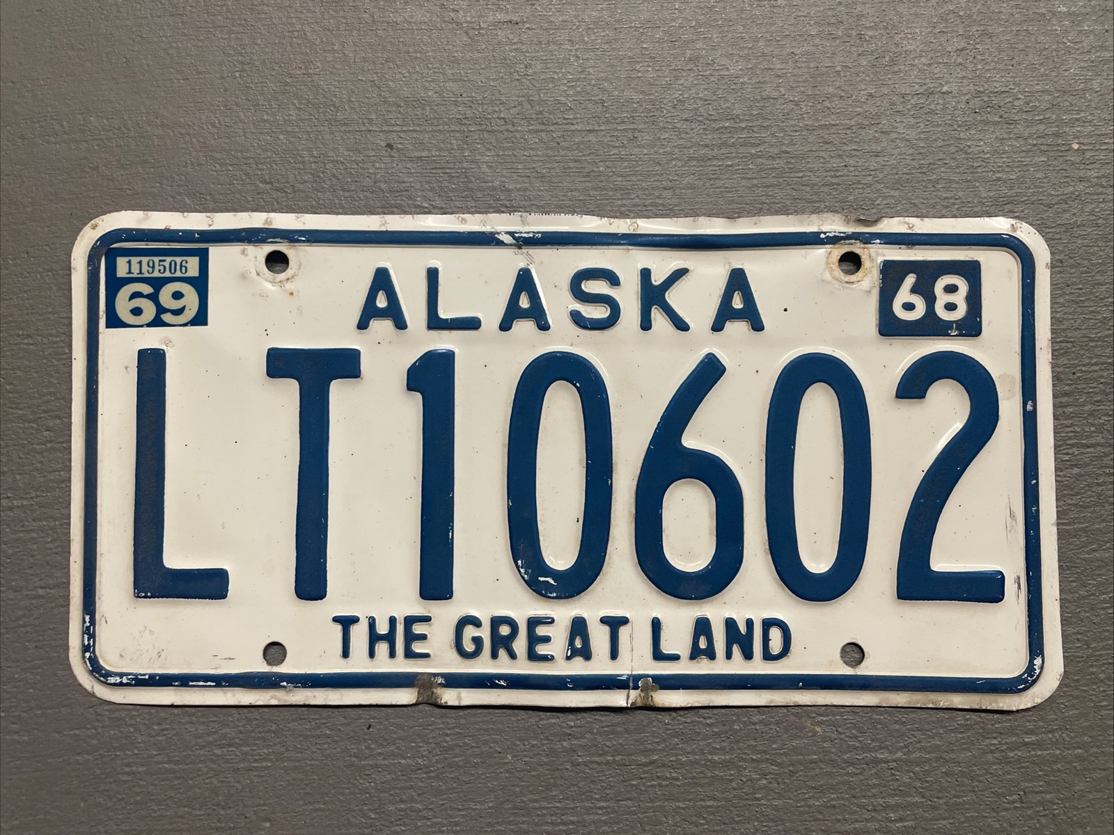 VINTAGE 1968 ALASKA LICENSE PLATE WHITE /BLUE THE GREAT LAND LT-10602 1969