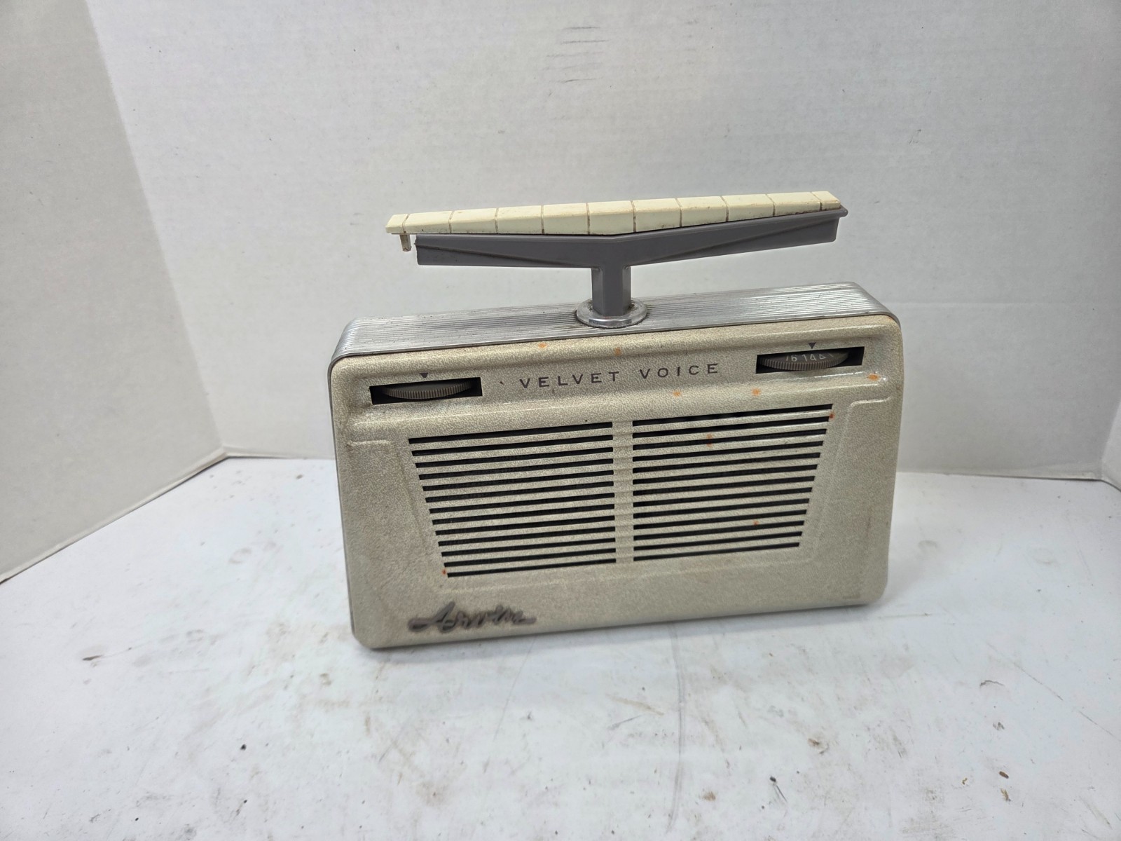 Vintage Arvin Model 8583 portable tube radio with antenna handle has chip in it