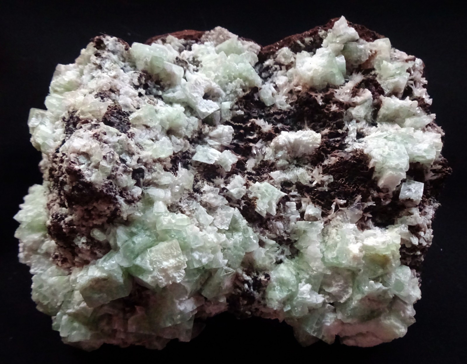 GREEN APOPHYLLITE CRYSTALS ON MATRIX MINERALS SPECIMENS
