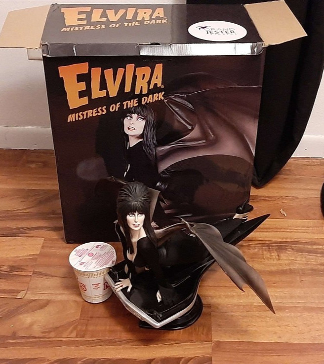 Elvira Mistress of the Dark Limited Edition OOP Statue Grand Jester 380/2,500