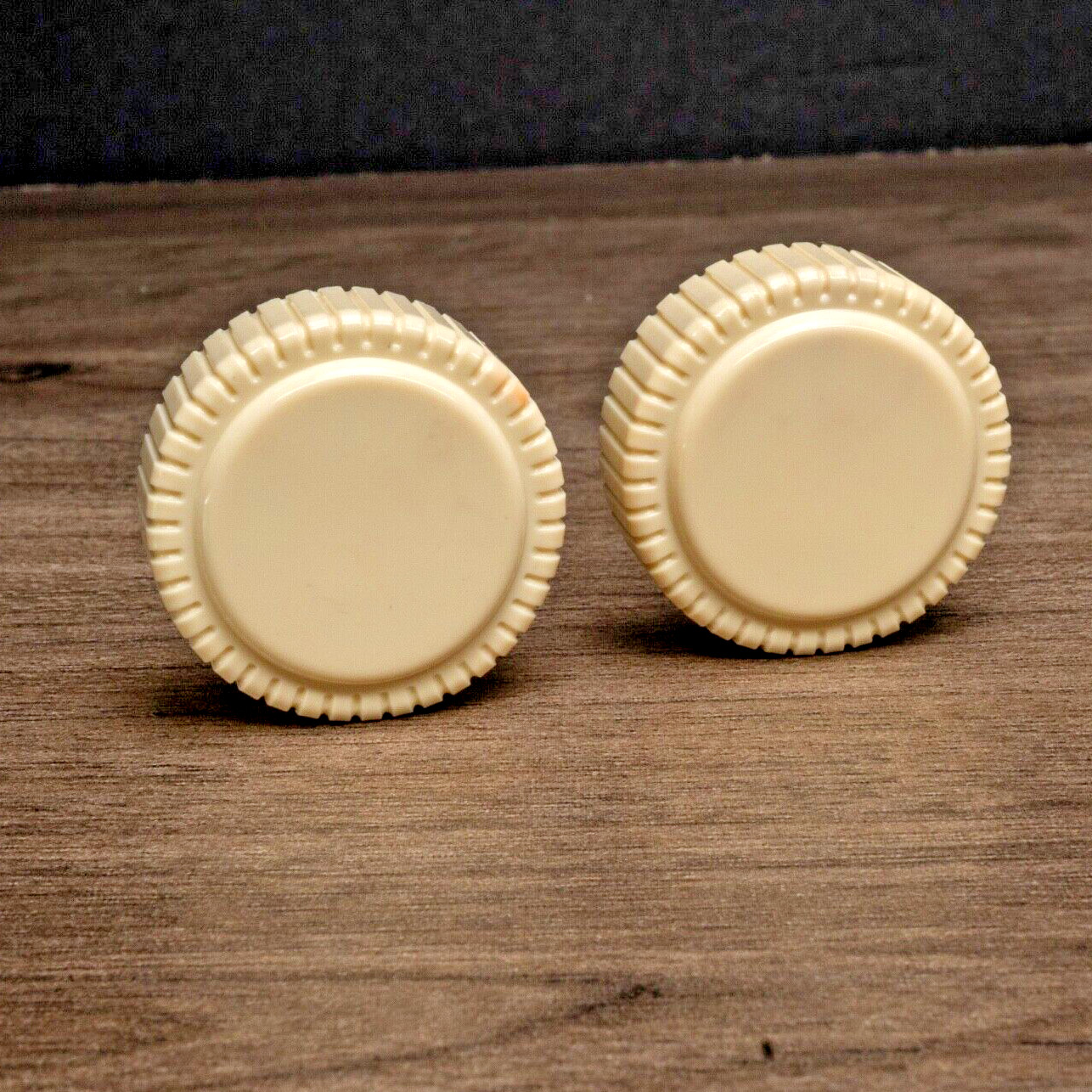 Vintage Trav-Ler Tube Radio Knobs White Plastic 2pc 1940s-50s 1/4
