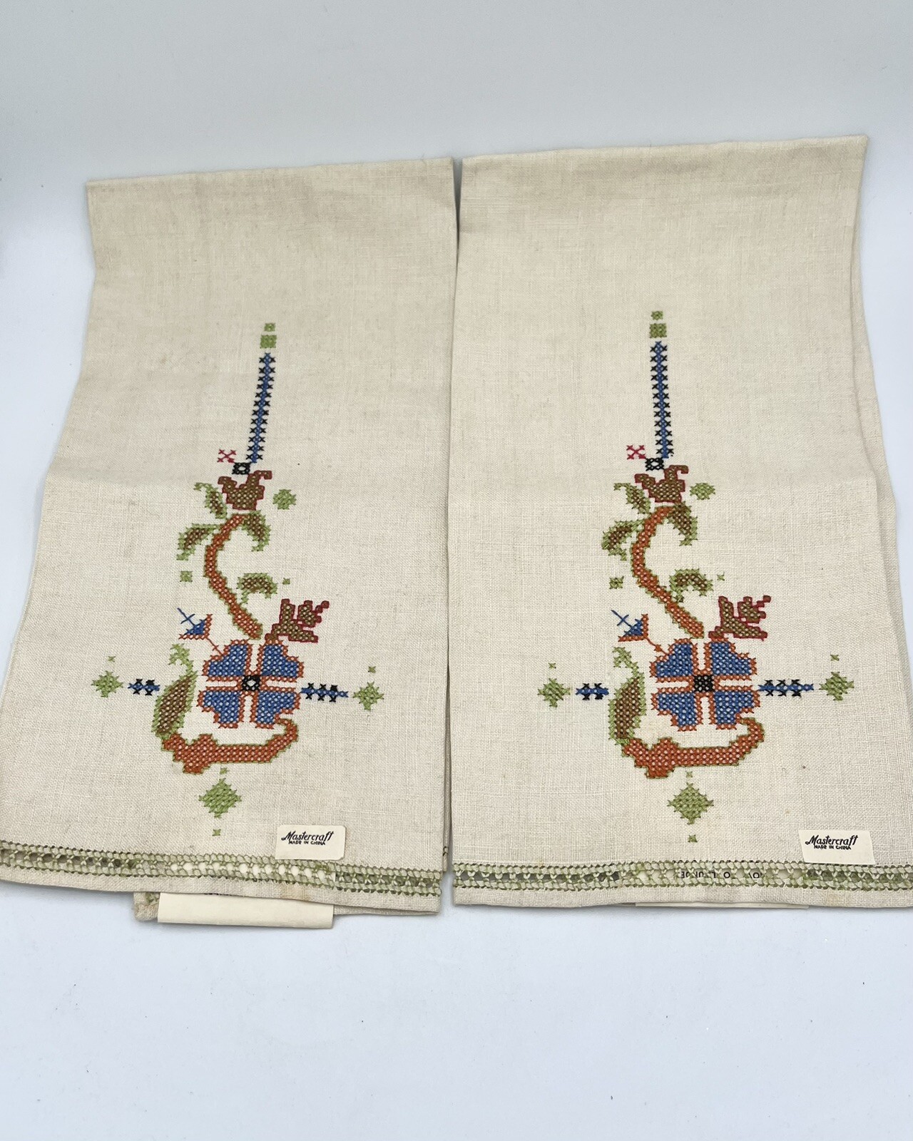 2 Vtg Mastercraft Handmade Embroidered Linen Handkerchief Napkins 13”x21”