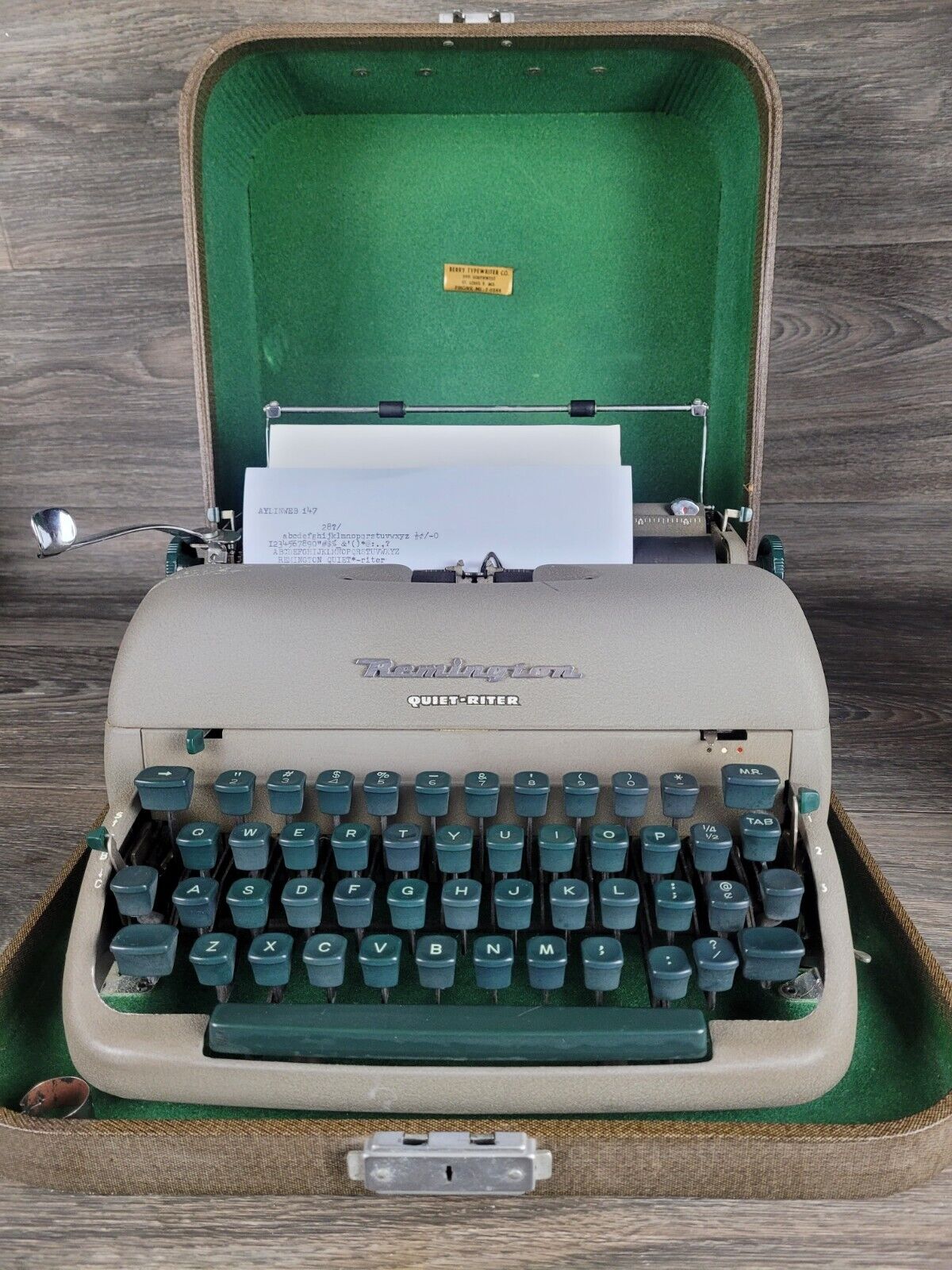 Vtg 1950\'s Remington Rand Quiet-Riter Manual Type Writer With Case. Works Great