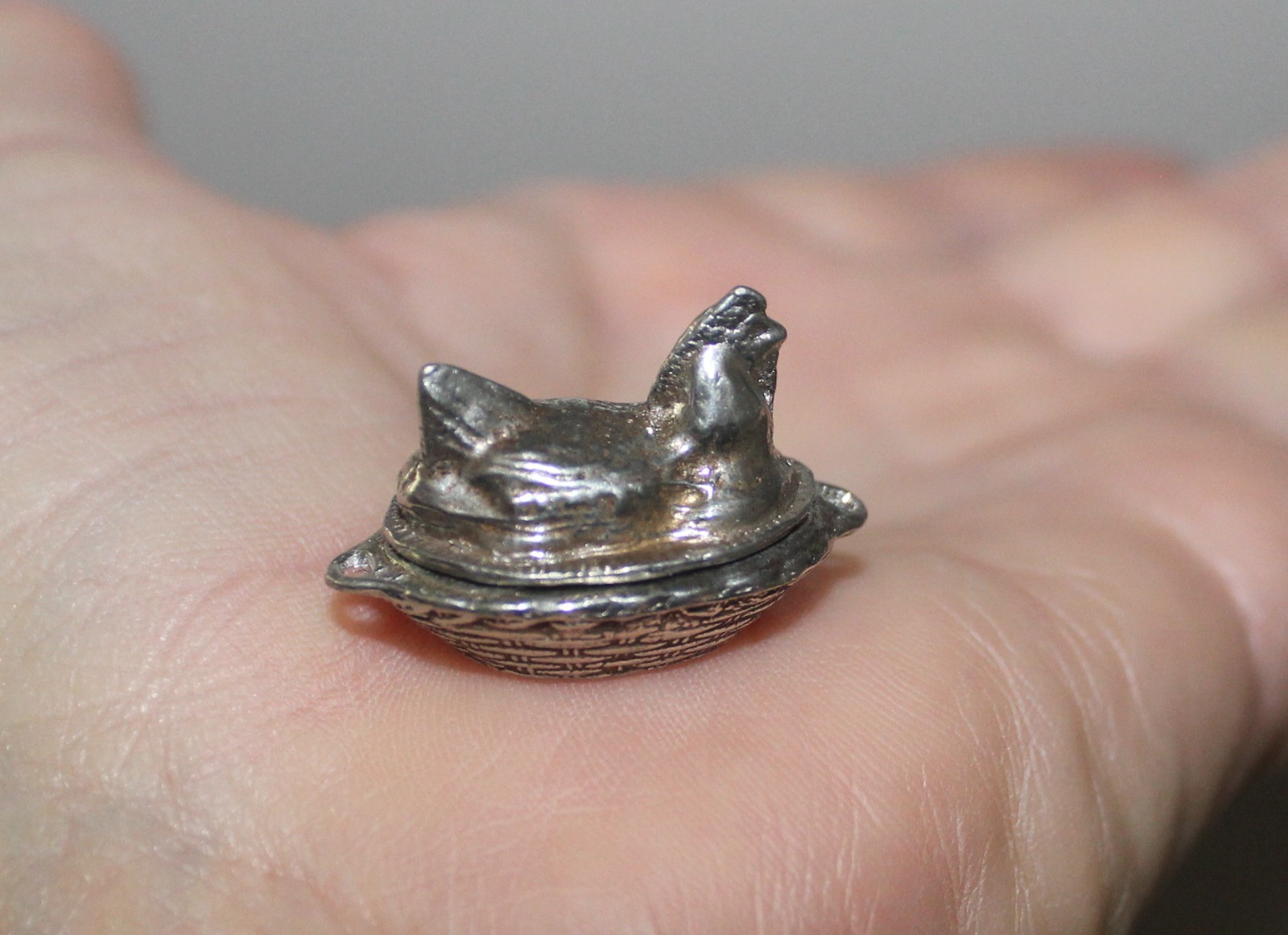 PEWTER HEN ON A NEST MINIATURE CHICKEN COUNTRY FARM DOLLHOUSE #8028 VINTAGE