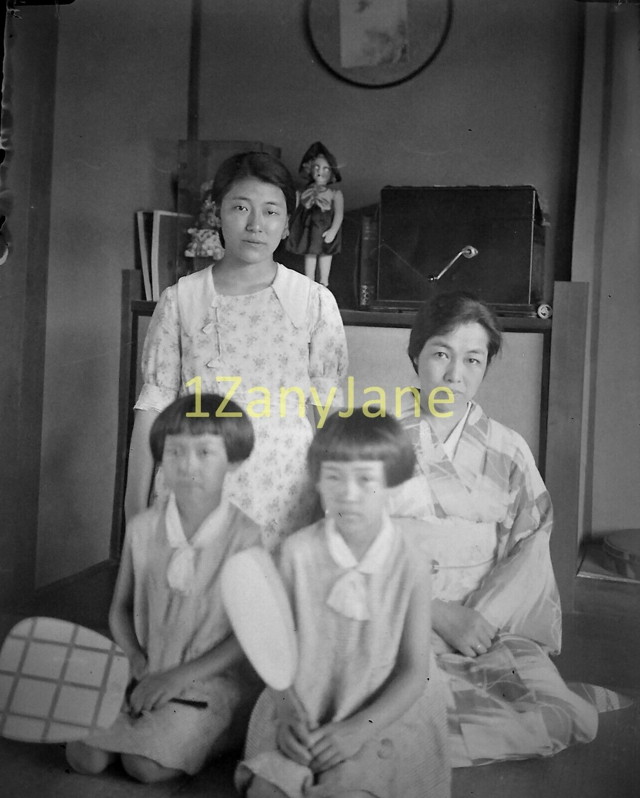 LG 11/12x8 cm JAPAN-Glass Plate Negative-JAPANESE WOMEN 2 GIRLS WITH FANS FLOOR