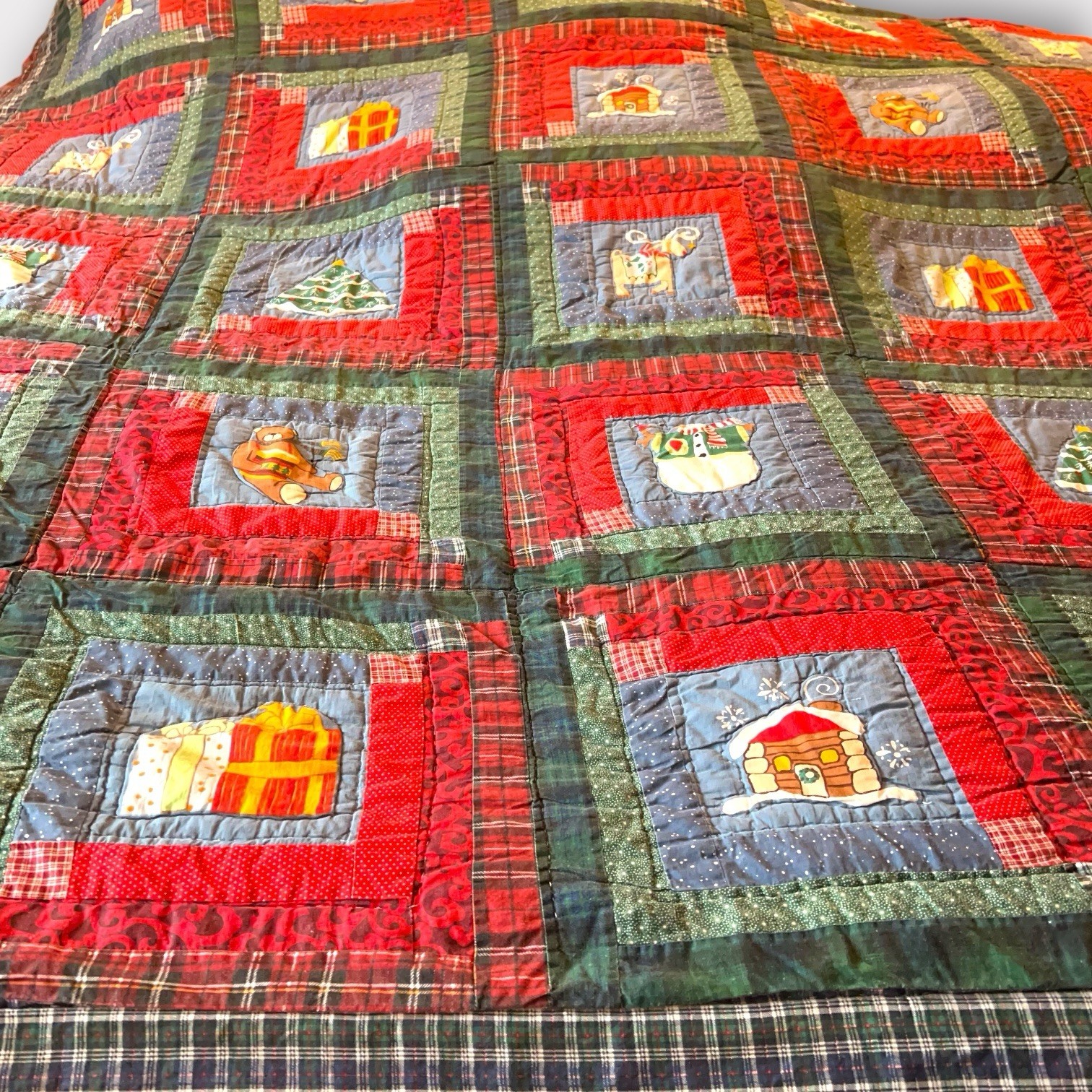 VTG  Christmas Quilt Holiday Patchwork Quilt Hand Quilted Cotton 82 x 81 Cottage
