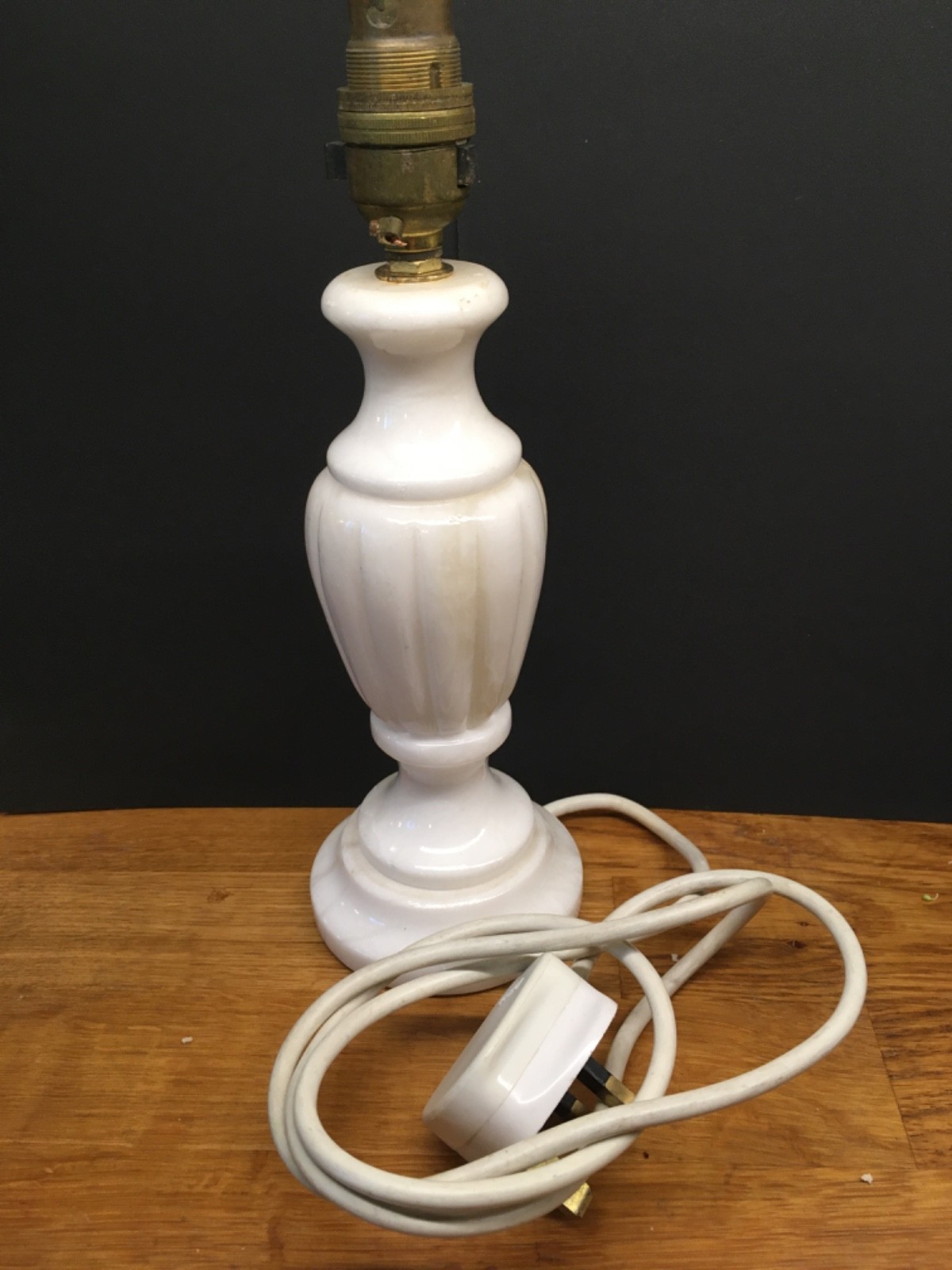 Vintage Creamy White Alabaster Marble Table Lamp..\ Vintage Creamy White Alabaster Marble Table Lamp..\