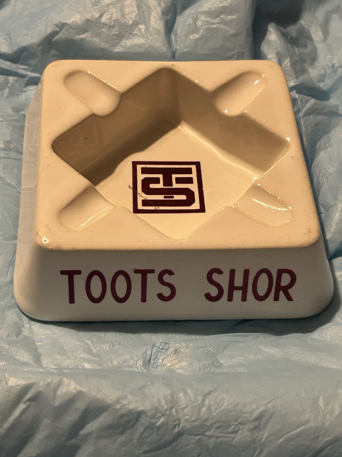 TOOTS SHOR RESTAURANT NYC VINTAGE CERAMIC ASHTRAY-WHITE-RARE CIRCA 1949 TOOTS SHOR RESTAURANT NYC VINTAGE CERAMIC ASHTRAY-WHITE-RARE CIRCA 1949