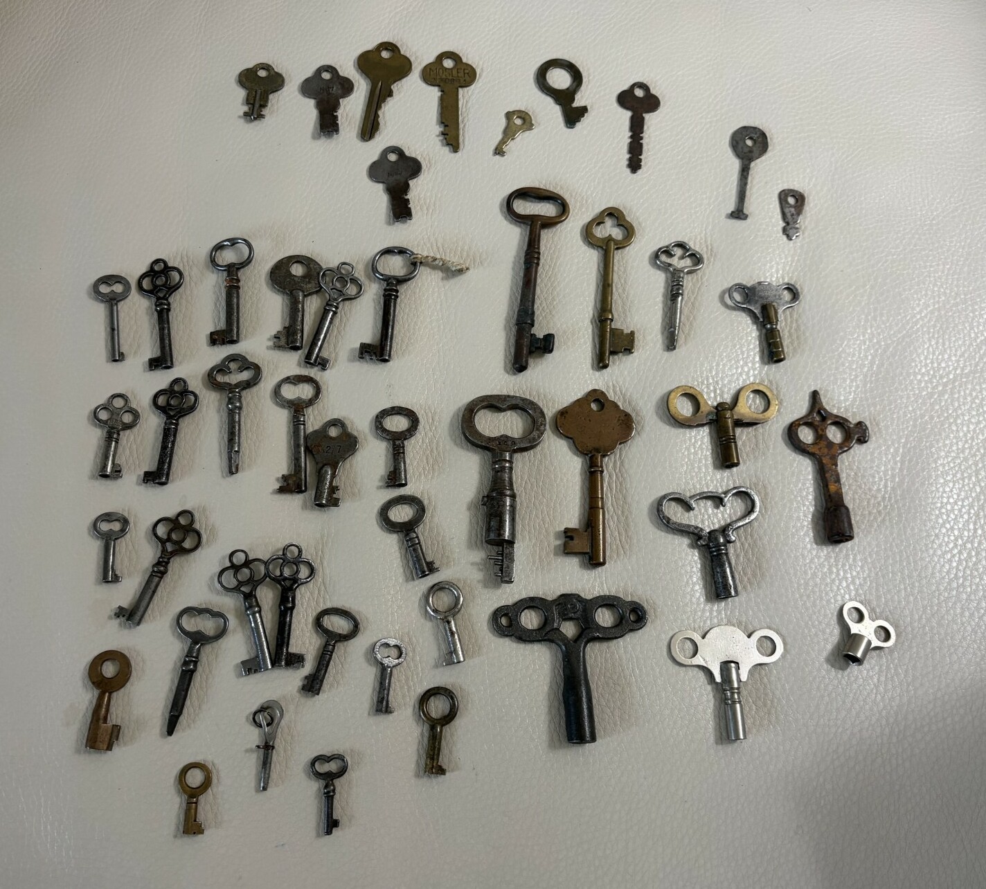 LOT OF 48  ANTIQUE BARREL SKELETON MIXED KEY Lot