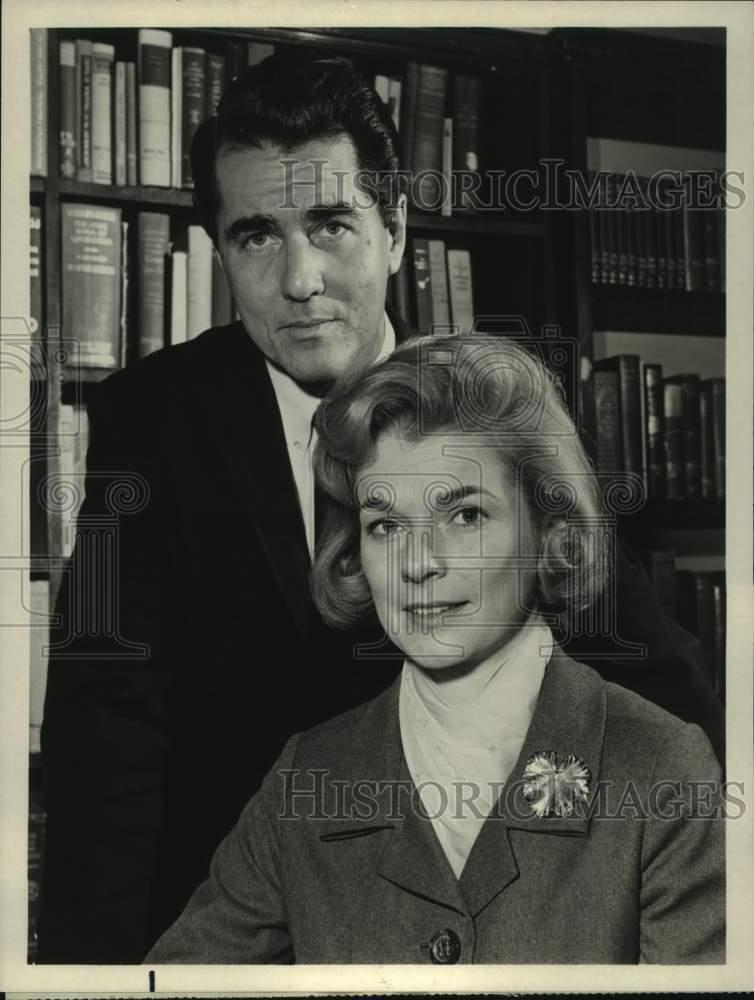 Press Photo Louise King and Douglas Watson star in \
