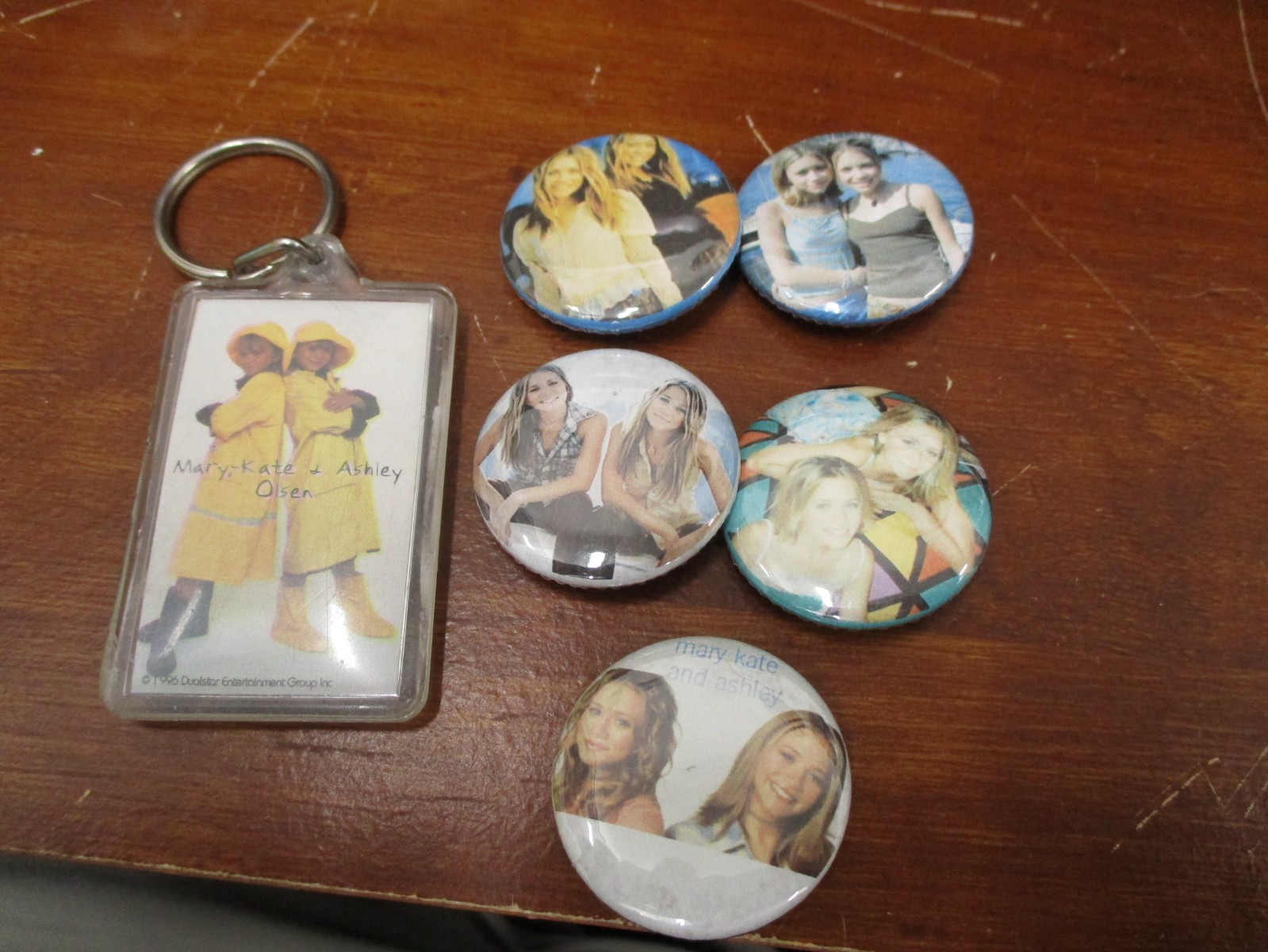 Mary-Kate Ashley Olsen Twins lot of 5 buttons & 1 key chain Mary-Kate Ashley Olsen Twins lot of 5 buttons & 1 key chain