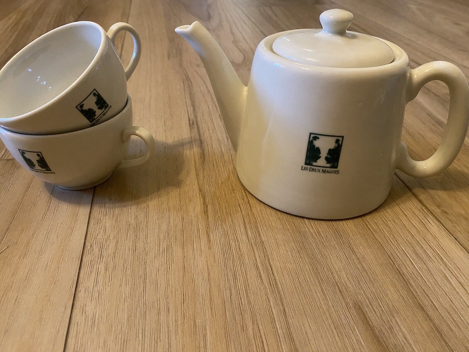 Les Deux Magots  tea pot and two cups, excellent condition