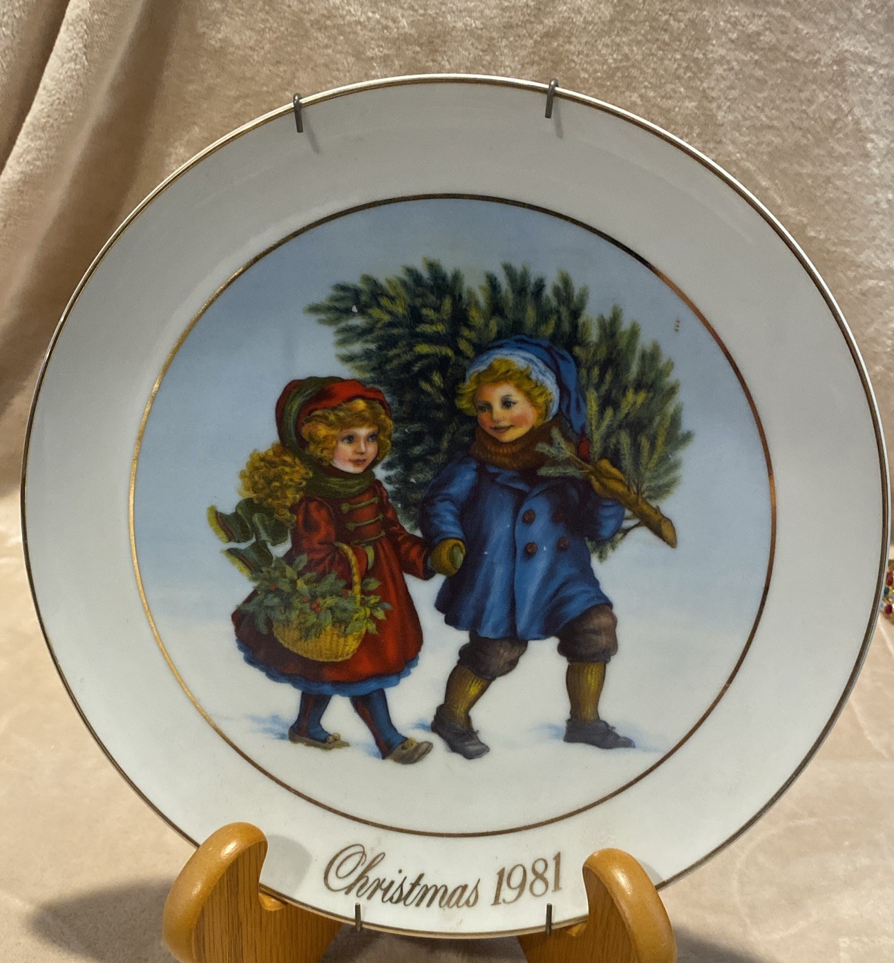 1981 Avon Plate First Edition 22k Gold Trim Christmas Memories Vintage 
