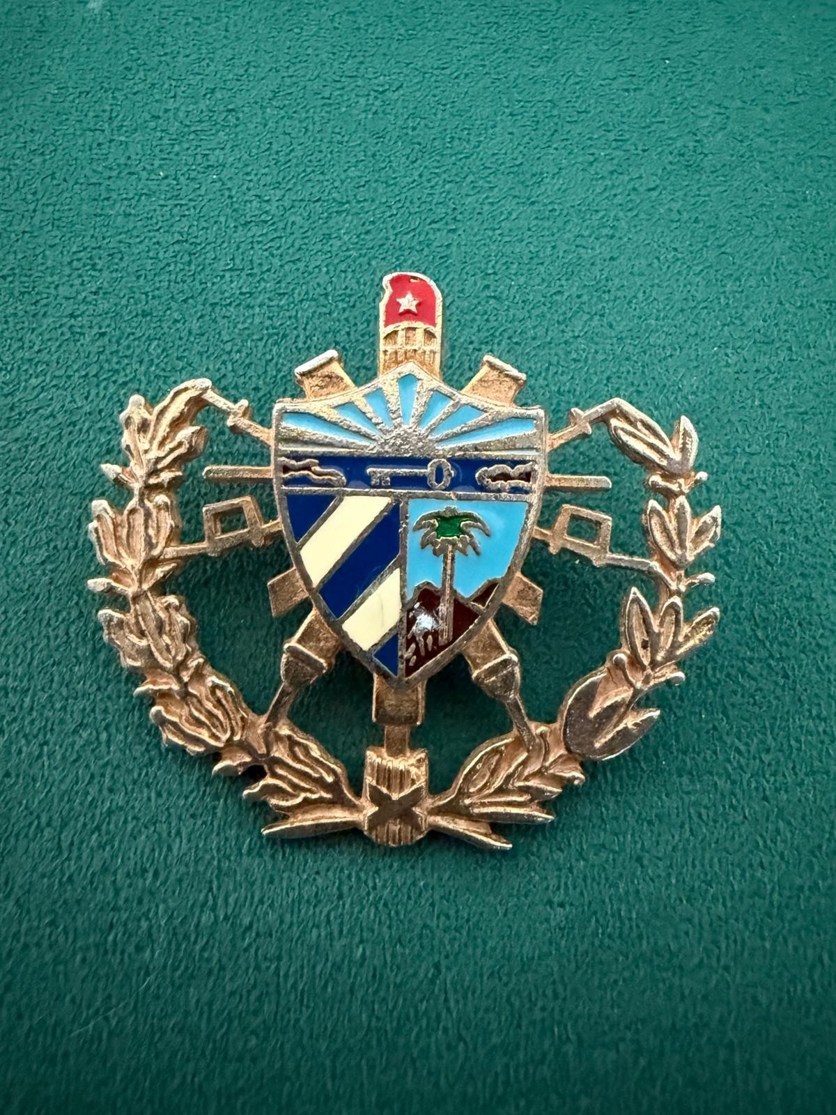 RARE CUBA CUBAN MEDAL SHIELD PIN BADGE REVOLUTION REPUBLIC MILITARY COLLECTIBLE