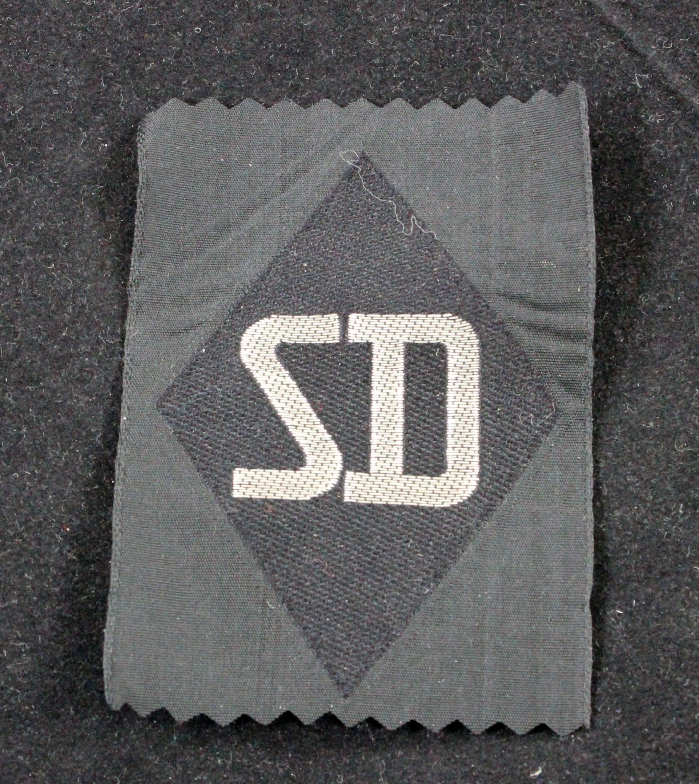 German WWII SD Sleeve Diamond – Silver Bullion on Black – Excellent