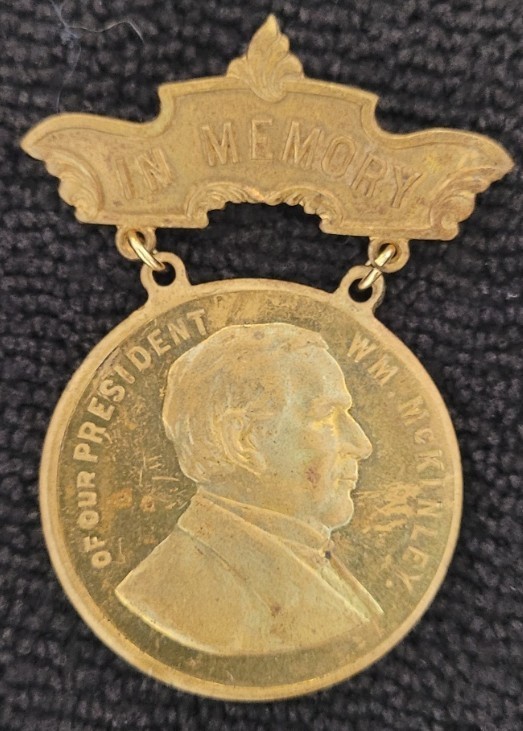 CIRCA 1901 McKINLEY HANGING MEDAL IN MEMORY BRASS HANGER BADGE - 1.5