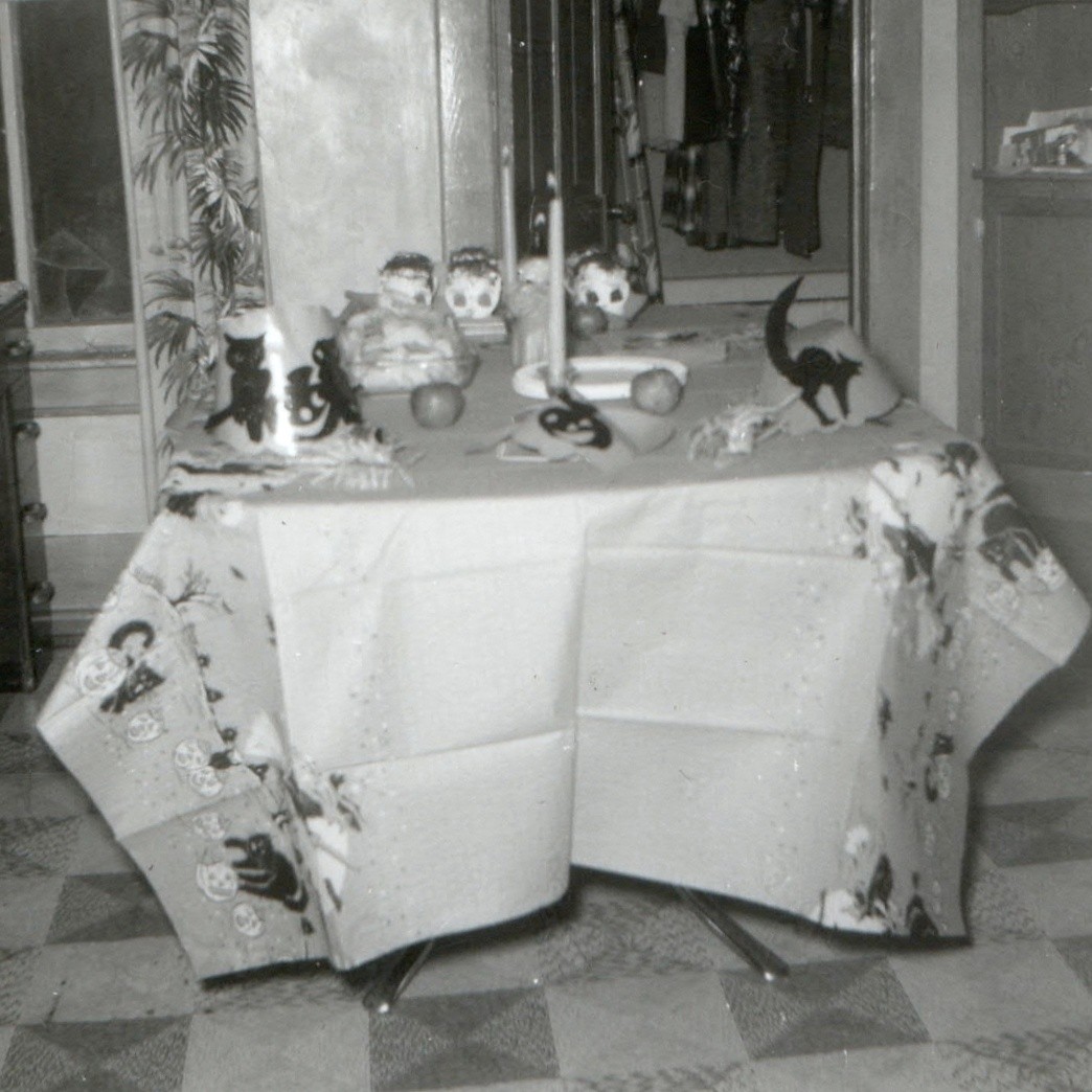 c1950s Halloween Party Table Black Cat Mini 2-1/2\
