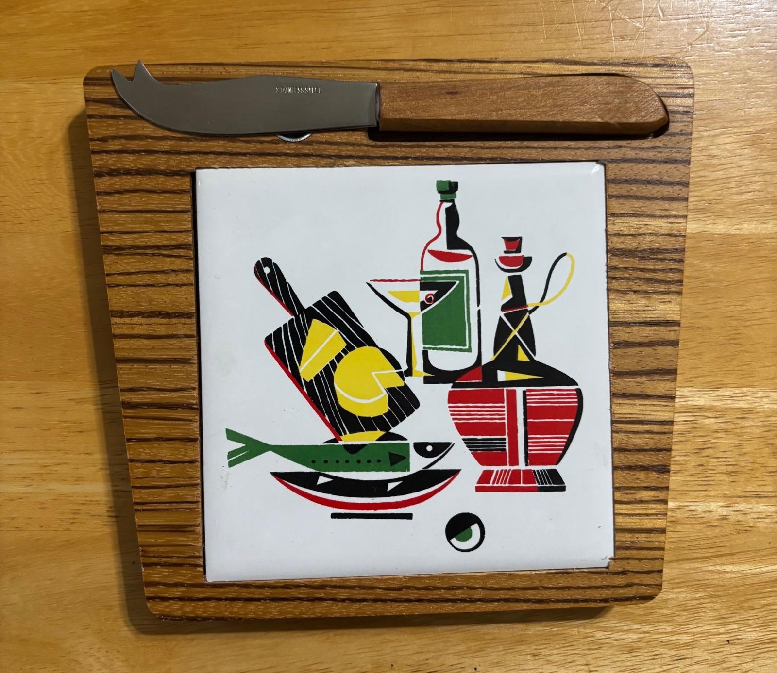Vintage 1960s cool & kitschy kitchen cheeseboard with ceramic tile and knife