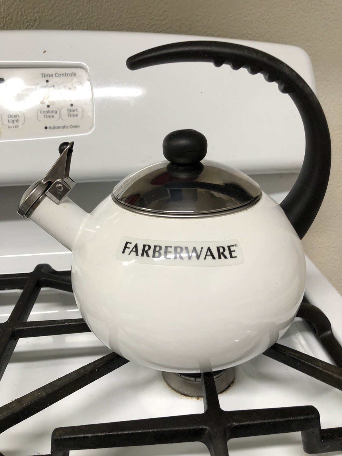 Farberware Luna Porcelain Enamel 2.5 Quart White Tea Kettle Excellent Condition Farberware Luna Porcelain Enamel 2.5 Quart White Tea Kettle Excellent Condition