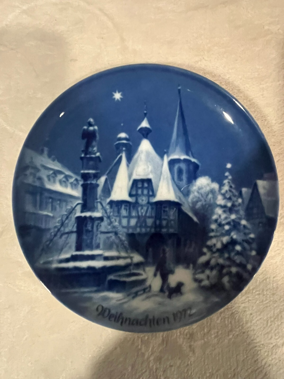 2 Berlin Design Porcelain Christmas Plates \ 2 Berlin Design Porcelain Christmas Plates \