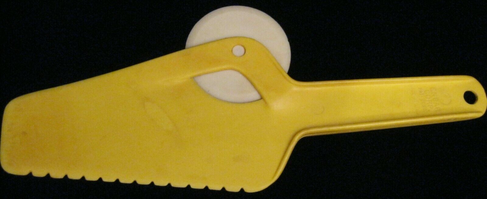 VINTAGE ENSAR PIZZA CUTTER AND SERVER YELLOW WITH SERRATED PLASTIC BLADE RARE