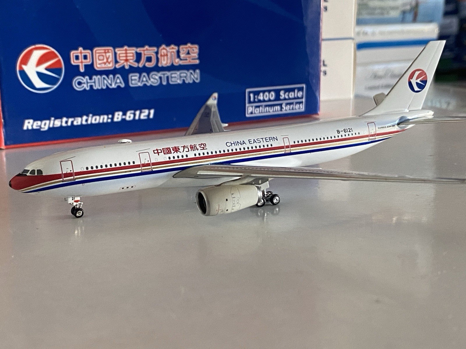 Phoenix Models China Eastern Airlines Airbus A330-200 1:400 B-6121 PH410480