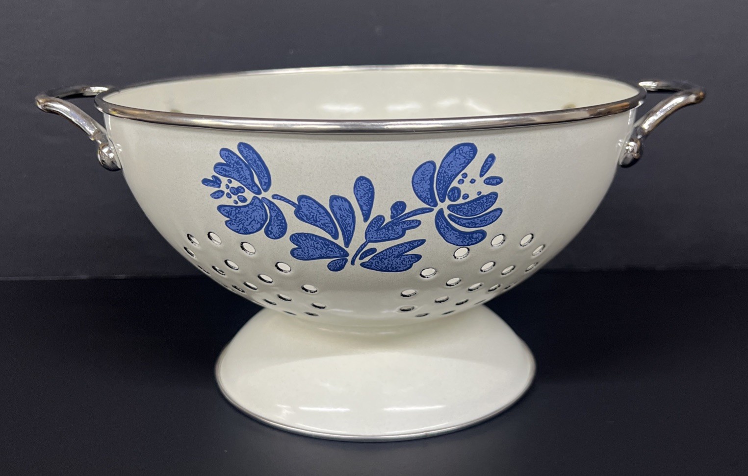 Vintage Pfaltzgraff Yorktowne Colander Enamelware Cream & Blue Handles 8