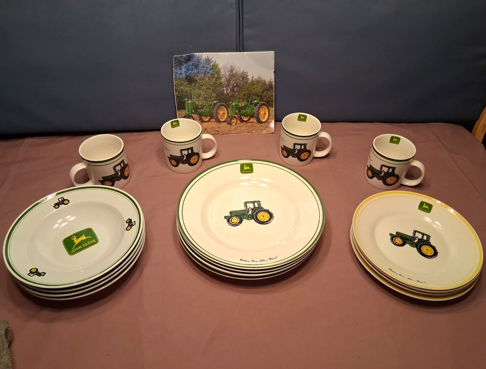 John Deere Tractor Tableware 16pc Dinnerware Set