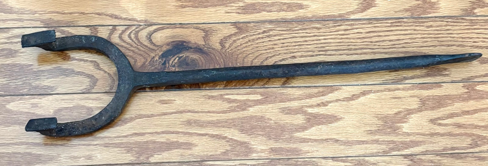 AN ANTIQUE COOPER’S FLAGGING IRON – A RARE BARREL MAKER’S TOOL