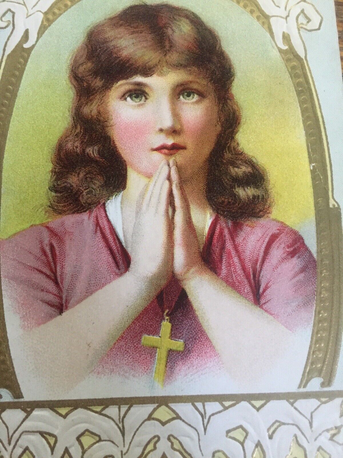 VINTAGE EMBOSSED EASTER POSTCARD GIRL PRAYING W/ CROSS & EASTER LILIES 1911