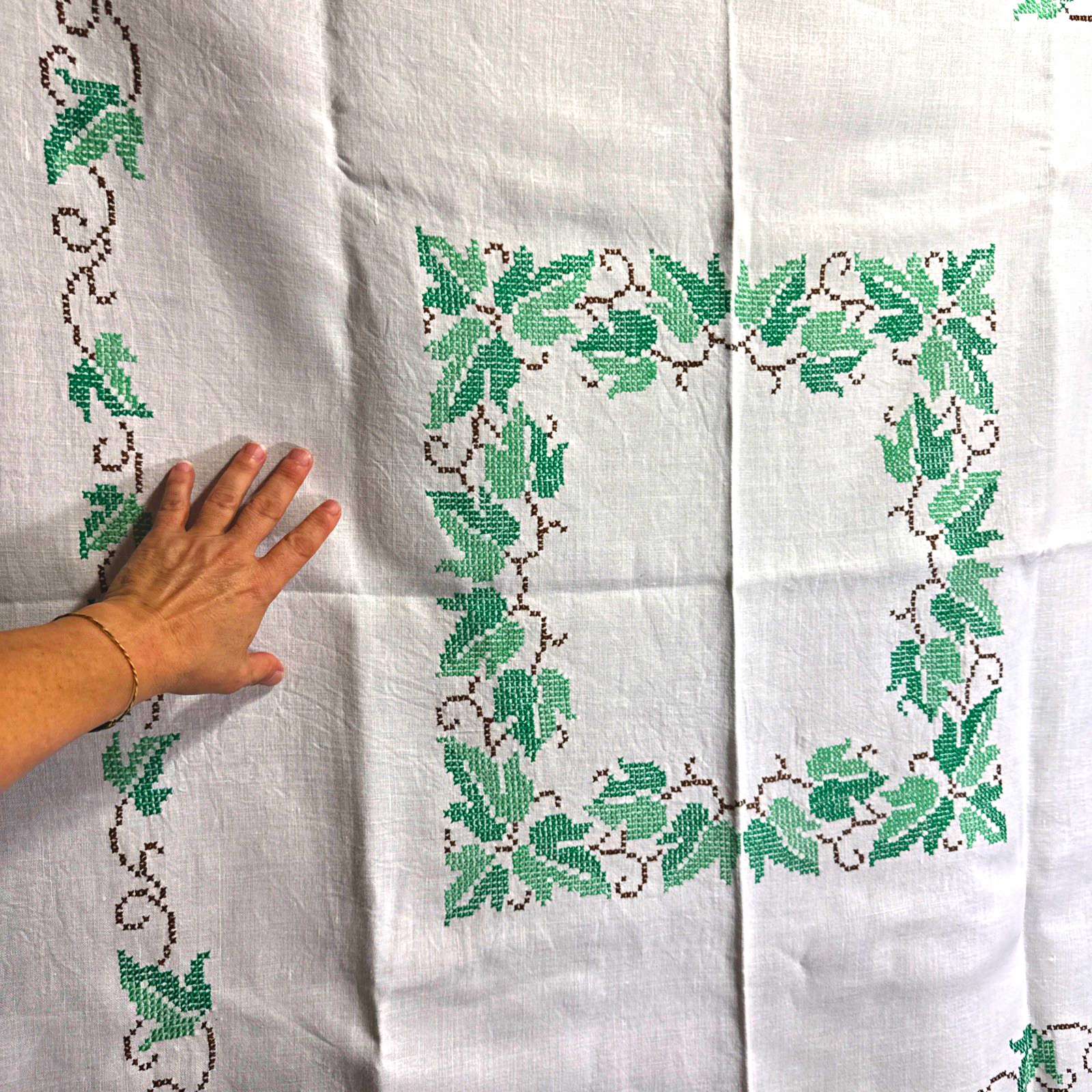 Vintage 1940 Linen Embroidered Cross Stitch Tablecloth 46\