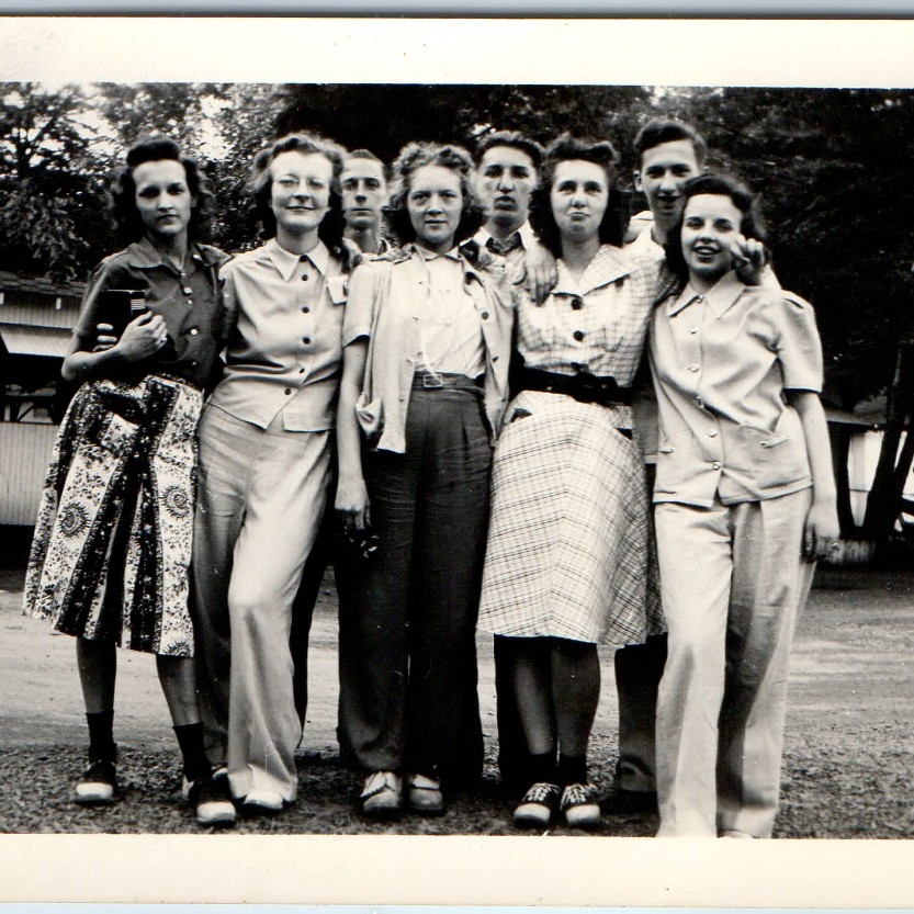 c1940s Group Friends Box Camera Fashion Snapshot Photo 5\ c1940s Group Friends Box Camera Fashion Snapshot Photo 5\